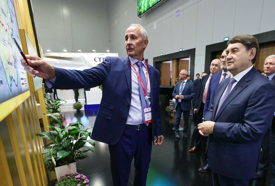 Помощник Президента РФ Игорь Левитин ознакомился с экспозицией выставки «Дорога 2022»