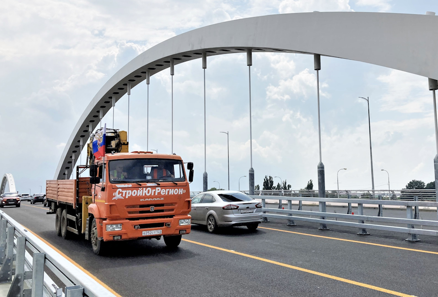 В Краснодаре запустили движение автомобилей по двум полосам нового Яблоновского моста